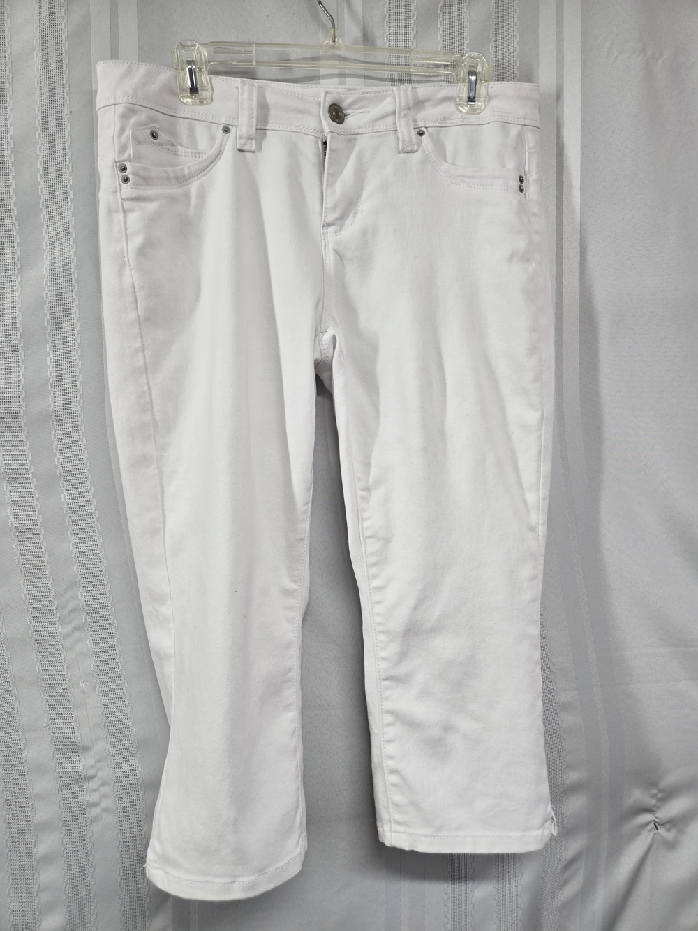 ROYALTY FOR ME Women's White Capri Jeans - Classic Slim Fit SIZE 6